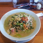 こだわりらーめん 十八番 - にらラーメン大盛り