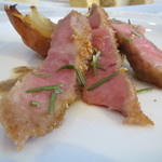 ビオディナミコ - 三元豚のインバナータ：三元豚の肩ロース、パン粉とヘーゼルナッツと共に焼いて　ビーツのソース1