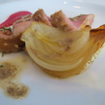 ビオディナミコ - 三元豚のインバナータ：三元豚の肩ロース、パン粉とヘーゼルナッツと共に焼いて　ビーツのソース2