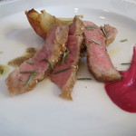 ビオディナミコ - 三元豚のインバナータ：三元豚の肩ロース、パン粉とヘーゼルナッツと共に焼いて　ビーツのソース3