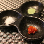 鉄板焼ばらもんや - 白：シチリア塩。　緑：抹茶塩。　赤：七山村の紅柚子胡椒