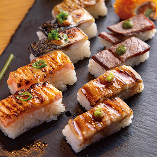 新感覚！名物炙り寿司は「握り・押し寿司・ロール」の3種類