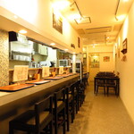 Gyouzato Jibiru Ichi - カウンター5席テーブル4卓の小さなお店です。