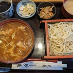 Gyoutoku Sunaba - カレー丼セット。1,000円なり
                        小鉢、漬けもん、なぜか味噌汁も付く
