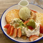 DIORAMA CAFE - ピスタチオと苺のパンケーキ ホワイトチョコレートソース