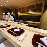 日本料理 柳燕 - ◎店内は木目調で高級感がある。