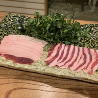 柚木元 - 猪鍋。左がロース、右がバラ