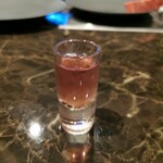 鉄板焼さざん - 巨峰とビワのお酢でお肉の前の口直し