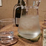 ワインとお宿　千歳 - お冷の器も素敵。