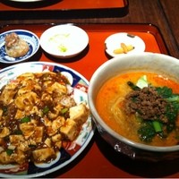 月居 赤坂 - 店長オススメ麻婆豆腐と担々麺セット1500円