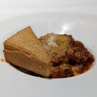 トラットリア トペ - 赤ワインとマデラ酒でマリネした豚バラ肉のトマト煮込み パネッレを添えて
