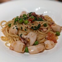 トラットリア トペ - ヤリイカとグリンピース、フレッシュトマトのアーリオオーリオ スパゲッティ