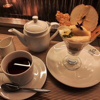 ビストロカラト - キャラメルとりんごのパフェ、バニラの香り990円、ダマンフレール紅茶No,6ブレックファースト330円