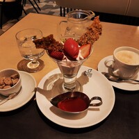 ビストロカラト - 苺とマスカルポーネのパフェ990円、エスプレッソの苦味や香りが控えめなHOTカプチーノ330円