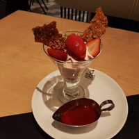 ビストロカラト - 鮮やかな色の甘酸っぱい有機苺ソース付き♪苺とマスカルポーネのパフェ990円