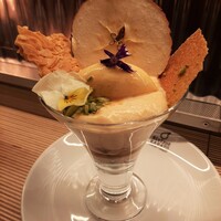 ビストロカラト - 映える焼き菓子3種類にバニラの香り豊かなアイス、ふわふわキャラメルムースの下にはりんごのコンポートやサクサク香ばしいフィアンティーヌなど