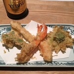 天ぷら新宿つな八 - リシは 『菜彩膳』¥1760。
            
            季節の野菜が3点ついた、わかりやすく言うと
            
            天ぷら定食。
            
            
            
            