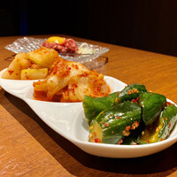 焼肉冷麺 ユッチャン 北新地店 - キムチ盛り合わせ