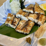 うな善 - 白焼き。黄色の果実は佐賀県の元寇というもの。