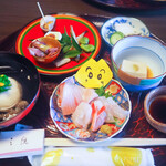 三統 - 「昼会席膳:第一弾」キトキトなお刺身や、具材たっぷりお吸い物などなど。酒のつまみにピッタシ！