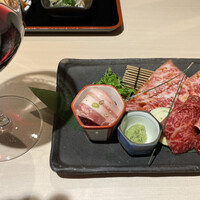 牛刺しと焼肉 仔虎 クリスロード店 - ツレは焼肉ランチ(1,870円)とランチワインの赤(550円)