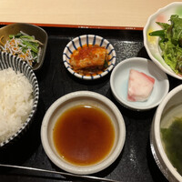 牛刺しと焼肉 仔虎 クリスロード店 - ランチでセットのご飯、ワカメスープ、サラダ、キムチ、お浸しとタレ