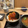 寿司饂飩まるとく - 極上海鮮丼1050円(赤だし付き)