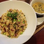 香 - 燻製鴨入り炒飯とスープ