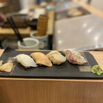 寿司饂飩まるとく - 左から、イカ・サーモン・ホタテ・タイ