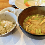 料理屋くおん - ふきの炊き込みご飯となめこの味噌汁♪