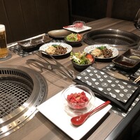 焼肉Coco Nemaru Ginza - 手前はユッケ。