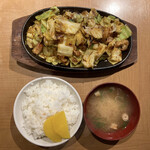 ホルモン食堂 - 鉄板ホルモン焼き定食¥850（ランチ）
