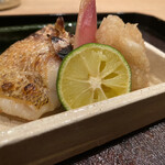 茜坂大沼 - 脂ジュワジュワというよりもふっくらと焼かれたノドグロ　粗めの大根おろしにりんごのすりおろしがとってもよく合います　これは家でも真似したい