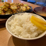 ホルモン食堂 - 熱々の鉄板焼き定食。