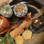 茜坂大沼 - 冬と春の饗宴な八寸「セリは根を食べる野菜」の言葉通りの風味の良さ、栽培とはいえ香りのたったうどのきんぴら、雲子の口当たり、ワカサギのほろ苦さ、驚きは干柿に詰められたコノワタのむせかえる様な香り！好き！