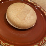 茜坂大沼 - 最中の香りがとても良い　炭で炙っているとのこと