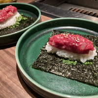 焼肉うしごろ 新宿三丁目店 - ＊ 牛とろたく手巻き　1,100円