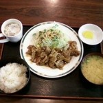 四季菜 - 生姜焼き定食。サラダがたっぷりなのがいい。肉の炒め汁がジャブジャブなのは、どうだかな。