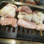 Oosaka Yakiniku Horumon Futago - スタッフさんが焼いてくれます。