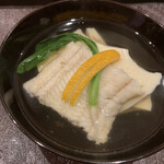 茜坂大沼 - お椀　他の皆さんはセコガニ真薯の吸い物ですが、私は蟹アレルギーなので「国産うなぎ（産地を忘れてしまった！）と玉子豆腐の吸い物」です。