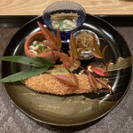 茜坂大沼 - 八寸・セリの胡麻和え、ウドのきんぴら、クワイチップ、ワカサギの柿の種の衣のフライ、白子ポン酢、干し柿コノワタ