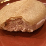 茜坂大沼 - とちおとめの爽やかな甘酸っぱさがしっかり生かされたアイス！！最中は炭火で焙ってあり、目の前でアイスを詰めて下さいます。サックサクな最中！