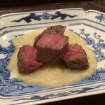 茜坂大沼 - 山形牛カイノミ炭火焼き　下仁田ネギソース　低温調理されたお肉は柔らかい～～♪更に表面をサっと焙ってあります。ネギソースが絶品！！