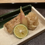 茜坂大沼 - 焼物　糸魚川産ノドグロ塩焼き 大根と林檎のおろし和えが添えられていて、 これがビックリする程、ノドグロに合いました！