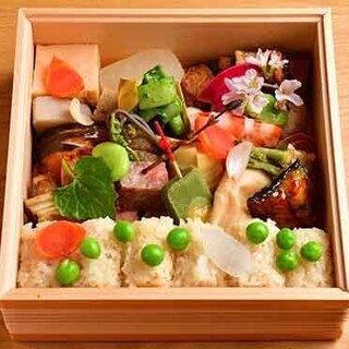 需要在前一天預訂◆享受「季節性摺疊便當」的全套日本料理