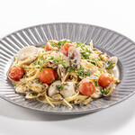 Vongole Bianco with plenty of clams and cherry tomatoes