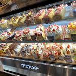 お菓子職人 おとべ - ショーケースいっぱいに並んでました♪