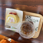 お菓子職人 おとべ - いちごロール＠374円とアイスティー440円