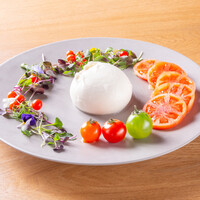 ブラッターチーズとトマトカプレーゼ