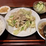 三龍亭 - 「肉野菜炒め定食」850円也。税込。